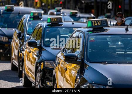 Un gran numero di taxi veicoli sono visti parcheggiati in una fila sul Passeig de Gràcia a Barcellona. Le principali organizzazioni di tassisti e sindacati a Barcellona hanno indetto una giornata di sciopero parcheggiando i loro veicoli nel centro della città e chiamando un'assemblea di fronte al Delegazione del governo spagnolo in Catalogna. Il settore dei taxi richiede aiuto per far fronte al basso reddito economico dovuto alla pandemia Covid19 che mantiene la maggior parte di tutti i commerci e il tempo libero senza attività. Foto Stock