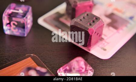 Un mazzo di dadi d6 durante il gioco da tavolo Foto Stock