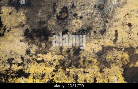 Fondo metallico arrugginito con vernice gialla incrinata Foto Stock