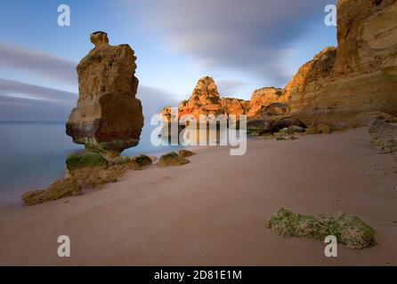 Algarve in Portogallo e le sue spiagge incredibili, è una meta turistica estiva per molti turisti in Europa. Paesaggio con scogliere sulla costa a colorf Foto Stock