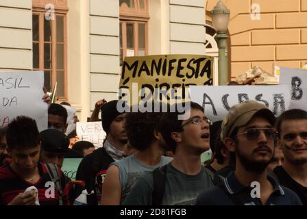 Protesta che chiede più diritti a Belo Horizonte, Brasile. "La Manifestazione è a destra" sul poster Foto Stock