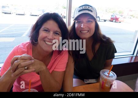 Madre con figlia che si gode del tempo in una caffetteria. Downers Grove, Illinois, Stati Uniti Foto Stock