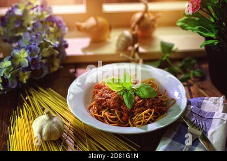 deliziosi spaghetti fatti in casa in cucina Foto Stock
