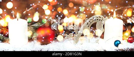 Natale e Capodanno decorazione con candele brucianti Foto Stock