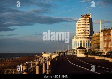 Marine Court su un Sunny Sunrise in Hastings, Sussex Foto Stock