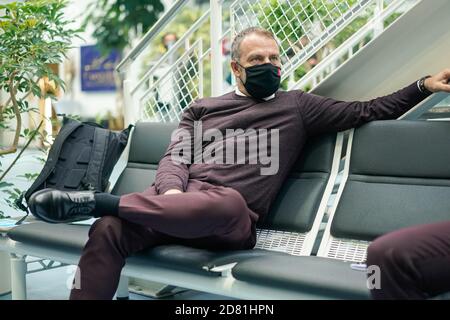 MONACO di BAVIERA, GERMANIA - 26 OTTOBRE: Allenatore Hans-Dieter 'Hansi' Flick (FCB) all'aeroporto di Monaco di Baviera davanti al gruppo UEFA Champions League UN incontro di tappa tra FC Bayern Muenchen e Lokomotiv Moskva al campo di allenamento Saebener Strasse il 26 ottobre 2020 a Monaco di Baviera, Germania. Immagini Getty per FC Bayern/via Kolvenbach Foto Stock