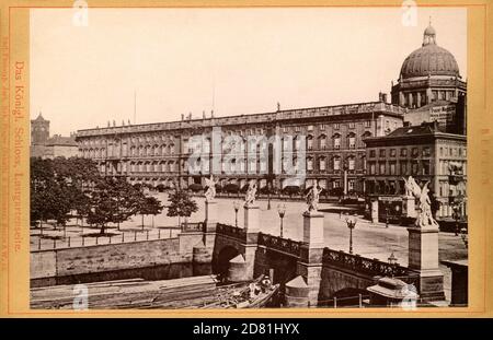 Europa, Deutschland, Berlin, das königliche Schloss, Lustgartenseite , Motiv aus dem Leporello ' Berlin ' , wahrscheinlich um 1895, Herausgeber : Berl. Fototipo Rob. Prager (Schultz & Schlenner), Berlino, Kunsturheberrechte werden nicht vertreten. / Europa, Germania, Berlino, il Palazzo reale, Lustgartenseite (sito del giardino di piacere ), immagine del leporello ' Berlino ', probabilmente intorno al 1895, casa editrice: Berl. Fototipo Rob. Prager ( Schultz & Schlenner ) , Berlino, non ci sono diritti. Foto Stock