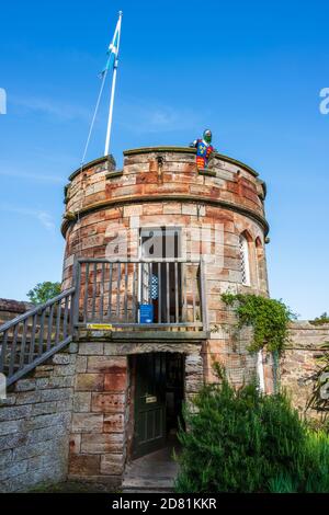 Torre rotonda sulla parete perimetrale del castello di Dirleton nel villaggio di Dirleton, East Lothian, Scozia, Regno Unito Foto Stock