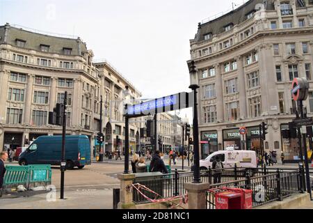Vista diurna di Oxford Circus con cartello della stazione della metropolitana di Londra, Londra, Regno Unito Foto Stock