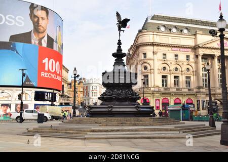 Una fontana Shaftesbury Memorial insolitamente vuota, nota anche come Eros, Piccadilly Circus, Londra Foto Stock