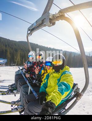 Gli amici di ski lift tenendo selfie Foto Stock