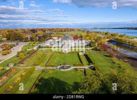 Detroit, Michigan - l'Anna Scripps Whitcomb Conservatory su Belle Isle, un parco statale nel fiume Detroit. Foto Stock