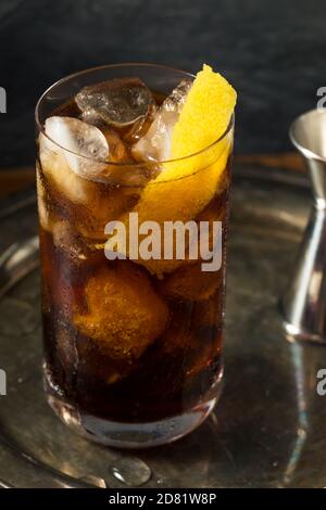 Cocktail Boozy Amaro e Cola Fernando con una Garnish al limone Foto Stock