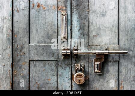 vecchie serrature in metallo sulla porta di legno Foto Stock