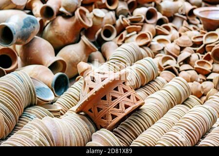 un mucchio di decorazioni contenitore di ceramica di argilla Foto Stock