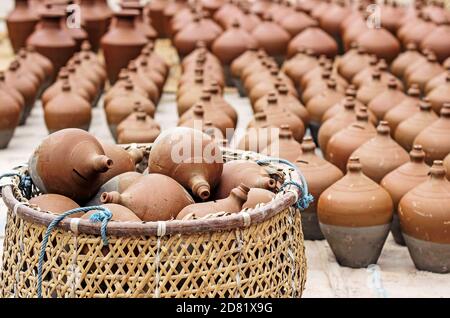 un mucchio di decorazioni contenitore di ceramica di argilla Foto Stock