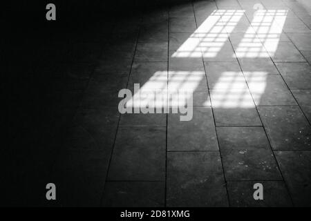 luce attraverso la finestra in bianco e nero Foto Stock