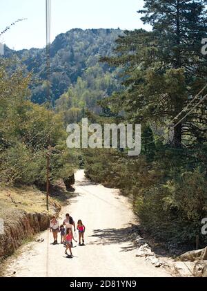 La Cumbrecita, Cordoba, Argentina - 2020: La gente cammina sulla strada principale di questa città turistica. Foto Stock