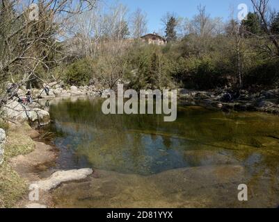 La Cumbrecita, Cordoba, Argentina - 2020: Le persone godono di una giornata di sole sul fiume del Medio. Foto Stock