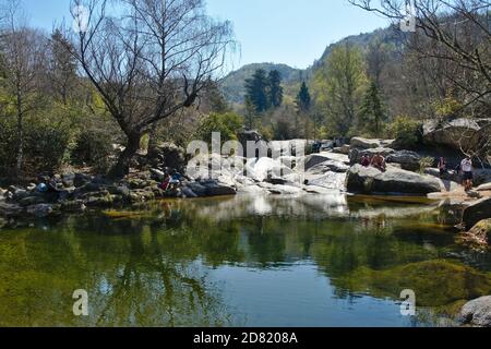 La Cumbrecita, Cordoba, Argentina - 2020: Le persone godono di una giornata di sole sul fiume del Medio. Foto Stock