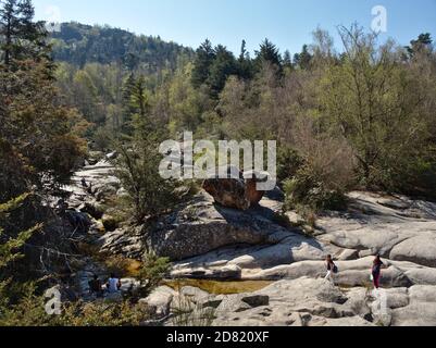 La Cumbrecita, Cordoba, Argentina - 2020: Le persone godono di una giornata di sole sul fiume del Medio. Foto Stock