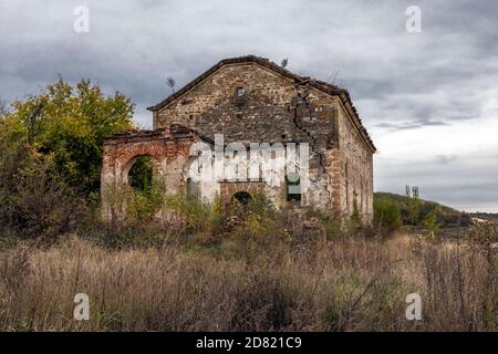 Sommersa chiesa abbandonata nella diga di Ogosta, Bulgaria. Cielo incredibile e rovine interessanti sulla chiesa Sveto Vaznesenie. Bulgaria distretto Montana. Foto Stock
