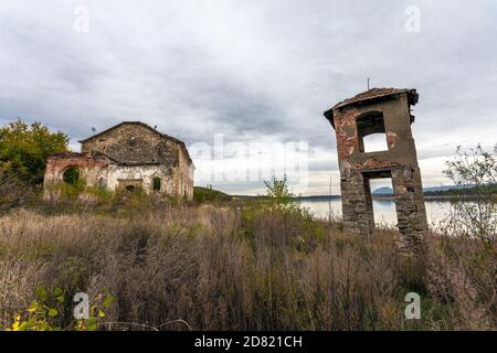 Sommersa chiesa abbandonata nella diga di Ogosta, Bulgaria. Cielo incredibile e rovine interessanti sulla chiesa Sveto Vaznesenie. Bulgaria distretto Montana. Foto Stock