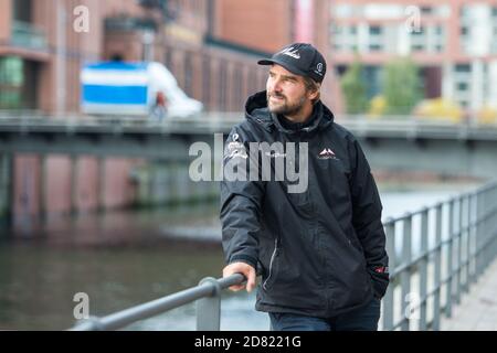 Amburgo, Germania. 22 ottobre 2020. Boris Herrmann, sportivo di vela, è in piedi a HafenCity. Credit: Daniel Bockwoldt/dpa/Alamy Live News Foto Stock