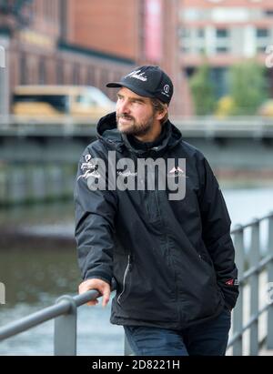 Amburgo, Germania. 22 ottobre 2020. Boris Herrmann, sportivo di vela, è in piedi a HafenCity. Credit: Daniel Bockwoldt/dpa/Alamy Live News Foto Stock