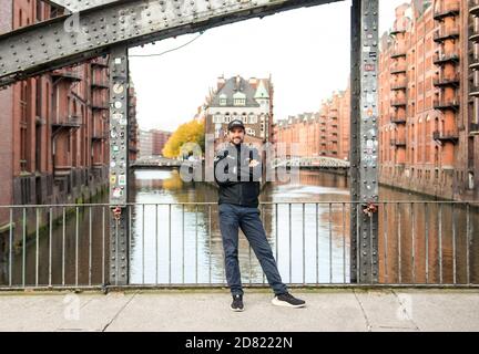 Amburgo, Germania. 22 ottobre 2020. Boris Herrmann, sportivo di vela, si trova a Speicherstadt. Credit: Daniel Bockwoldt/dpa/Alamy Live News Foto Stock