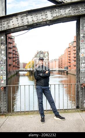 Amburgo, Germania. 22 ottobre 2020. Boris Herrmann, sportivo di vela, si trova a Speicherstadt. Credit: Daniel Bockwoldt/dpa/Alamy Live News Foto Stock