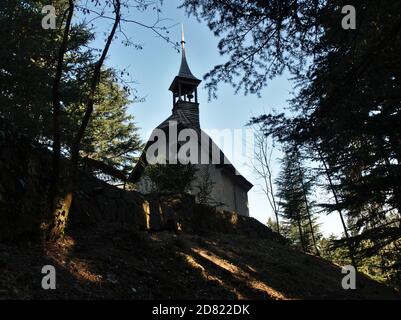 La Cumbrecita, Cordoba, Argentina - 2020: Vista di una piccola cappella cattolica nei boschi vicino al centro della città. Foto Stock