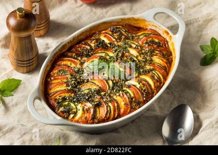 Casseruola Veggie Ratatouille calda fatta in casa con pomodori e zucca Foto Stock