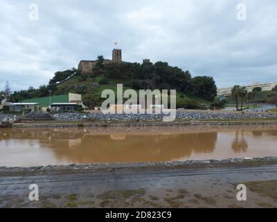 Fiume Fuengirola e castello di Sohail. Fuengirola, provincia di Málaga, Andalusia, Spagna. Foto Stock