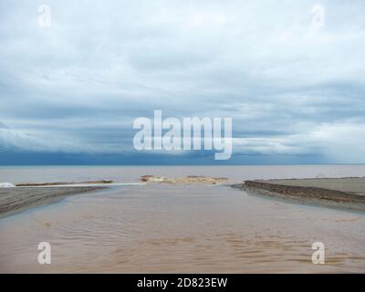 La foce fluviale del fiume Fuengirola verso il mediterraneo, provincia di Málaga, Andalusia, Spagna. Foto Stock