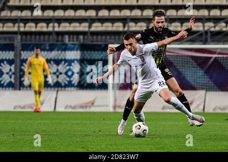 Non esclusivo: ZAPORIZHZHIA, UCRAINA - 25 OTTOBRE 2020 - Forward Vladyslav Kabaiev (L) del FC Zorya Luhansk e centrocampista Rostyslav Rusyn del FC Rukh Foto Stock