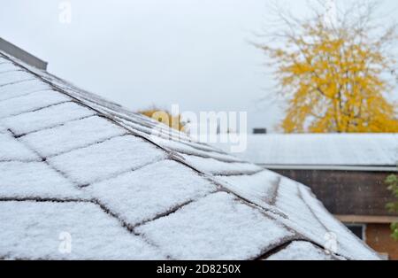 Neve appena caduta sulla cima dei tetti e delle case a fine autunno. Foto Stock