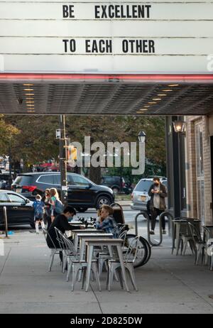 i commensali mangiano di fronte al cinema Nitehawk di Windsor Terrazza Brooklyn New York Foto Stock