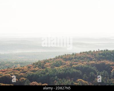 Ci sono aperture multiple negli alberi sulla strada Giù la strada asfaltata cima sul Monte Wachusett che danno vi è una bella vista Foto Stock