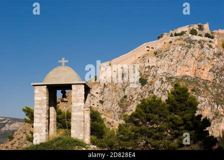 Campanile della fortezza di Acronafplia e Palamidi castello in Nauplia Foto Stock