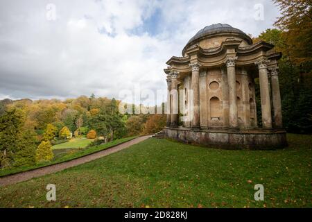 Stourton.Wiltshire.United Kingdom.October 20th 2020.i colori autunnali a Stourhead possono essere visti dal Tempio di Apollo nei Giardini di Stourhead. Foto Stock