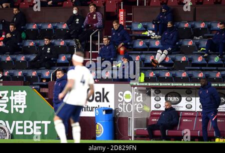 Gareth Bale di Tottenham Hotspur (al centro) negli stand durante la partita della Premier League a Turf Moor, Burnley. Foto Stock