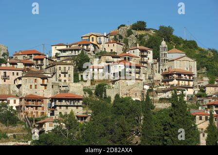 Dimitsana è un villaggio situato nella montagna nord-occidentale foreste di pini ricoperti di Arcadia, Grecia Foto Stock