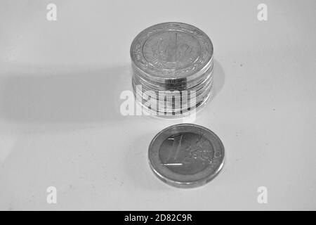 Denaro e valuta della Turchia. Denaro e gruppi di `una lira turca` monete insieme e 1 euro moneta. Sfondo isolato. Foto in bianco e nero Foto Stock