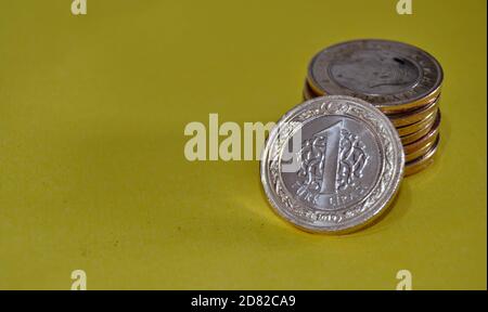 Denaro e valuta della Turchia. Denaro e gruppi di monete 'una lira turca' insieme. Sfondo isolato. Foto Stock