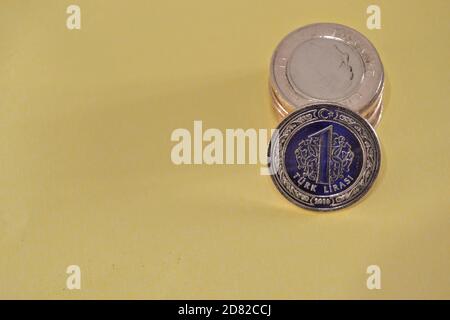 Denaro e valuta della Turchia. Denaro e gruppi di monete 'una lira turca' insieme. Sfondo isolato. Foto Stock