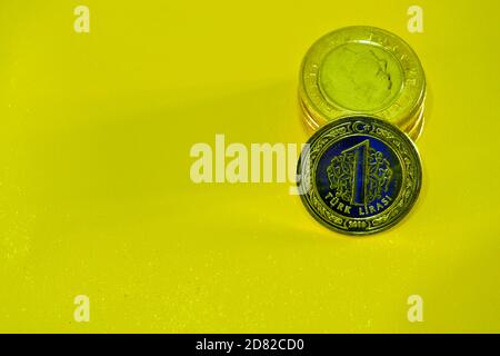 Denaro e valuta della Turchia. Denaro e gruppi di monete 'una lira turca' insieme. Sfondo isolato. Foto Stock