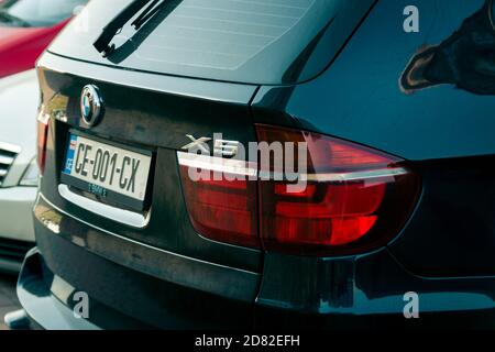 Batumi. Georgia - 12 ottobre 2020: Auto BMW sulla strada di Batumi Foto Stock