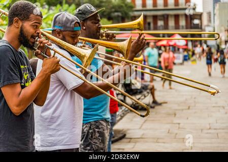 Musicista di strada nel centro di New Orleans, LA, Stati Uniti Foto Stock