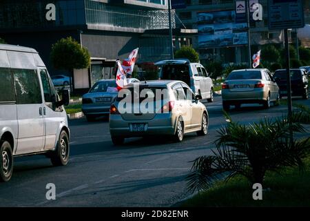 Batumi. Georgia - 12 ottobre 2020: Corsa politica con le vetture e le bandiere Foto Stock